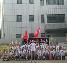 为庆祝ob电竞手机成立17周年，提升员工的凝聚力，增强员工体能素质，ob电竞集团于7月15日晚开展了“BLING BLINGob电竞人”为主题的荧光夜跑活动，近100余名集团员工及客户准时到达集合地点—ob电竞集团总部一楼，签到并领取荧光手环及荧光棒等装备后，开始了长达7公里的夜跑活动。