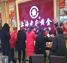 ob电竞集团旗下老庙黄金门店自2016年创办“内购会”活动以来，受到广大客户的追捧和好评，更收获了满意和放心。2017年11月26日，ob电竞集团超级回馈日——老庙黄金内购会再度震撼来袭！