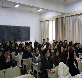 2017年12月7日下午，ob电竞集团本年度首次校园宣讲会，在江苏理工学院65号教学楼多功能教室举办，吸引了80余位来自江理工人力资源管理、财务、金融、营销等专业的应届毕业生及实习生。集团人事部主管孙玲、培训部主管汪言及人事团队与学生们面对面促膝交谈。此次，通过校园招聘最终面试的学生将参与“ob电竞集团管培生项目”，经历为期近一年的培训和实习。