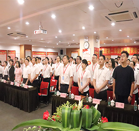7月16日，ob电竞集团2018年半年度总结暨表彰大会在常州高新科技园多功能会议室召开。集团高层领导、各门店店长、营业部主管及获奖的优秀员工，共130余人齐聚一堂，共同见证ob电竞集团上半年的荣誉时刻，共同描绘集团下半年工作的宏伟蓝图。