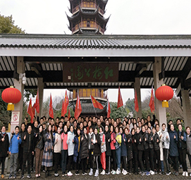 为提升员工的精神状态，增强团队凝聚力和向心力，倡导积极正能量的工作和生活方式，江苏ob电竞集团于2月19日开展了主题为“2019，我们都是追梦人”的八公里开年徒步活动及新春动员大会，ob电竞集团主管级以上领导和各门店店长，100余位同事参加了此次活动。