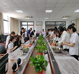 6月5日，江苏ob电竞集团组织开展了以”融融端午情，团圆‘易’家兴”为主题的端午节民俗文化系列活动。
