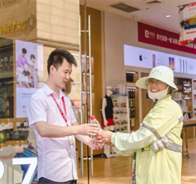 江苏ob电竞集团在旗下所有门店为环卫工人设立免费饮水点，免费为环卫工人提供饮用水、避雨等爱心服务。