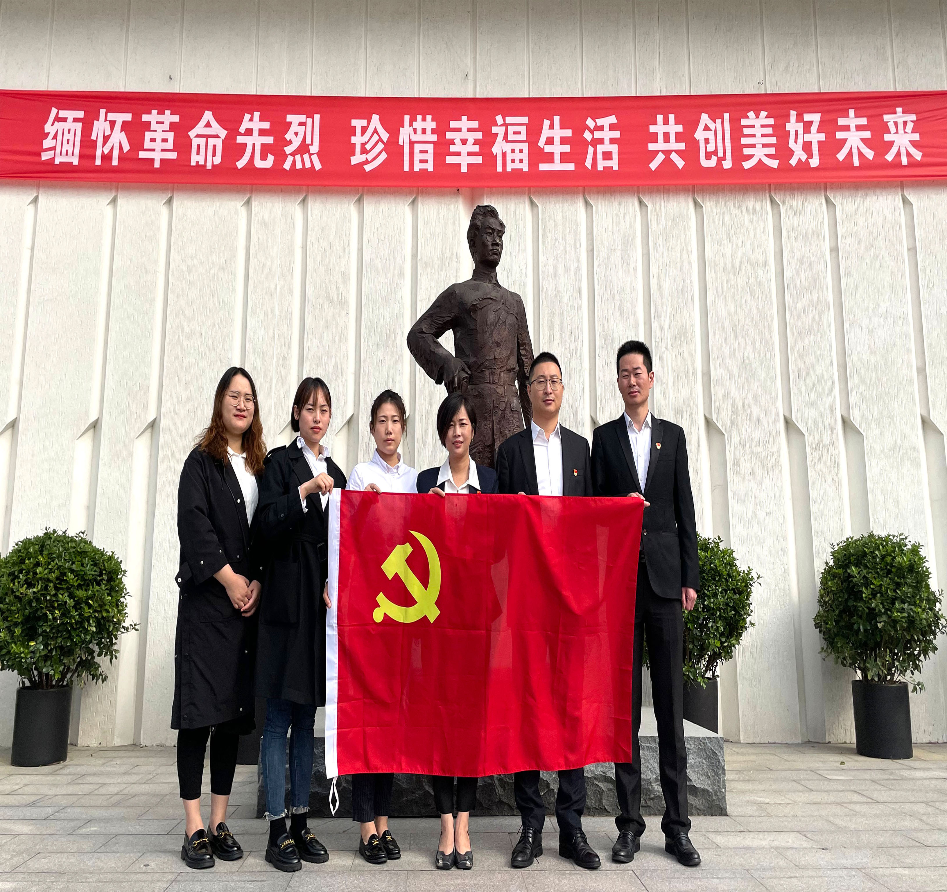 10月29日，为扎实推进“不忘初心、牢记使命”主题教育，江苏ob电竞集团党支部组织开展了参观张太雷纪念馆，以传承张太雷革命精神为思想目标的主题党日活动。曹丽红、周文金、柯尊华、吴慧娟等集团党支部成员作为代表参加本次活动。