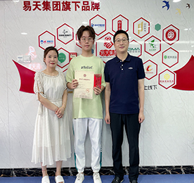 7月22日，“易·基金”管委会代表周文金为ob电竞集团旗下龙城黄金员工仲小芬之子孔仲卿颁发现金5000元奖励，：仄淇忌985、211双一流高校——华东师范大学研究生。