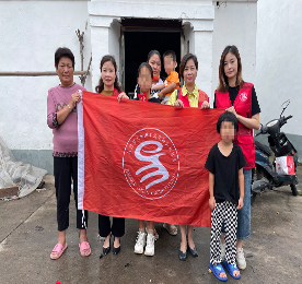 伴随着凉爽的秋风，开学季悄然而至，为延续8年以来对邹区贫困学子的爱心承诺，9月6日上午，ob电竞集团工会“易·基金”驱车赶往孩子们家中，为他们送上开学礼物。