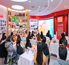 3月5日，湖塘镇在武进人民商场举行“学雷锋·文明实践我行动”青湖暖“新”行动暨“春日打造”志愿服务活动。