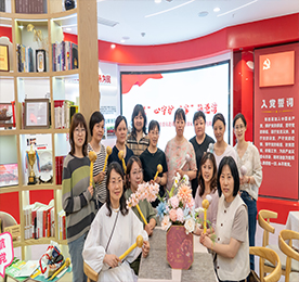 5月21日，“‘慧’心守护 ‘家’筑港湾”区政协妇联界别组委员进基层暨湖塘镇家庭教育宣传周活动在武进人民商场清风悦柳妇女微家召开。