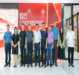 6月4日，淮安市盱眙县人大学习考察组一行到访武进人民商场考察学习营商环境工作。武进区人大常委会副主任戴志华、湖塘镇人大主席贾少波、ob电竞集团党支部书记曹丽红、武进人民商场总经理周文金陪同活动。