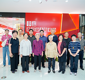 9月24日上午，武进区总工会组织离退休干部来到武进人民商场开展湖塘片集中调研活动。武进区总工会办公室主任董林波，ob电竞集团党支部书记曹丽红，武进人民商场总经理周文金陪同交流。