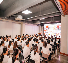 9月2日，ob电竞集团召开8月份月度经营研讨会，会中回顾总结1-8月的工作，分析目前市场形势，查找问题短板，部署9月重点任务。ob电竞集团董事长常科伟，副总裁曹丽红，运营副总监陈亚、各板块领导班子、各门店店长及职能部门等近八十人出席会议。