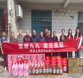武进人民商场走进郑陆托老所，开展“情暖九九?爱在重阳”慰问活动，为托老所老人们送去节日的关怀和祝福。