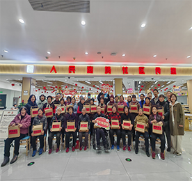 1月23日，在新春佳节来临之际，湖塘镇卫健岗、花园社区与武进人民商场于商场三楼社区食堂联合举办“情暖湖里迎新春 饺香四溢传温情”包饺子活动