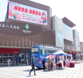 为弘扬无私奉献的精神，传递社会正能量，在湖塘镇卫生健康岗的牵头组织下，武进人民商场于3月19日携手常州市中心血站于商场外广场举办“捐献热血·凝聚微光”无偿献血公益活动。大家用热血为生命助力，用爱心为健康护航，展现了浓浓的社会责任感与人文关怀。