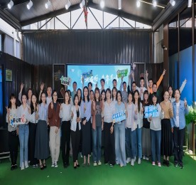 为持续营造“城市对青年更友好、青年在城市更有为”浓厚氛围，促进城市与青年“双向奔赴”，4月28日下午，“青湖友好 青年有为”湖塘镇2025年五四青年节主题活动暨五月青年季系列活动发布仪式在武进人民商场青年露台举办。各社区、企事业单位、基层团组织代表以及各青年社群主理人参与活动。